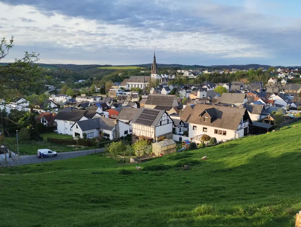 Malersicher Ausblick auf Villmar, Deutschland, mit charmanten Häusern und einer Kirche auf einem grünen Hügel.